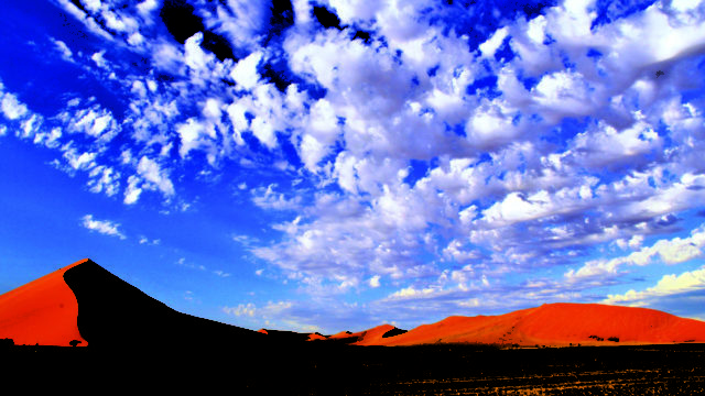 Namibië rode duinen met wolken Rondreis Op Maat Specialist